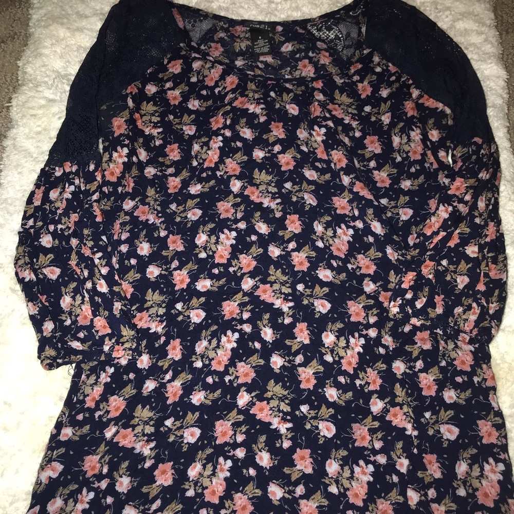 • Floral quarter sleeve high/low blouse •